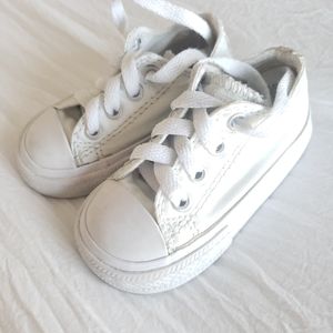 Adorable baby girl unisex Converse shoes. Size 4